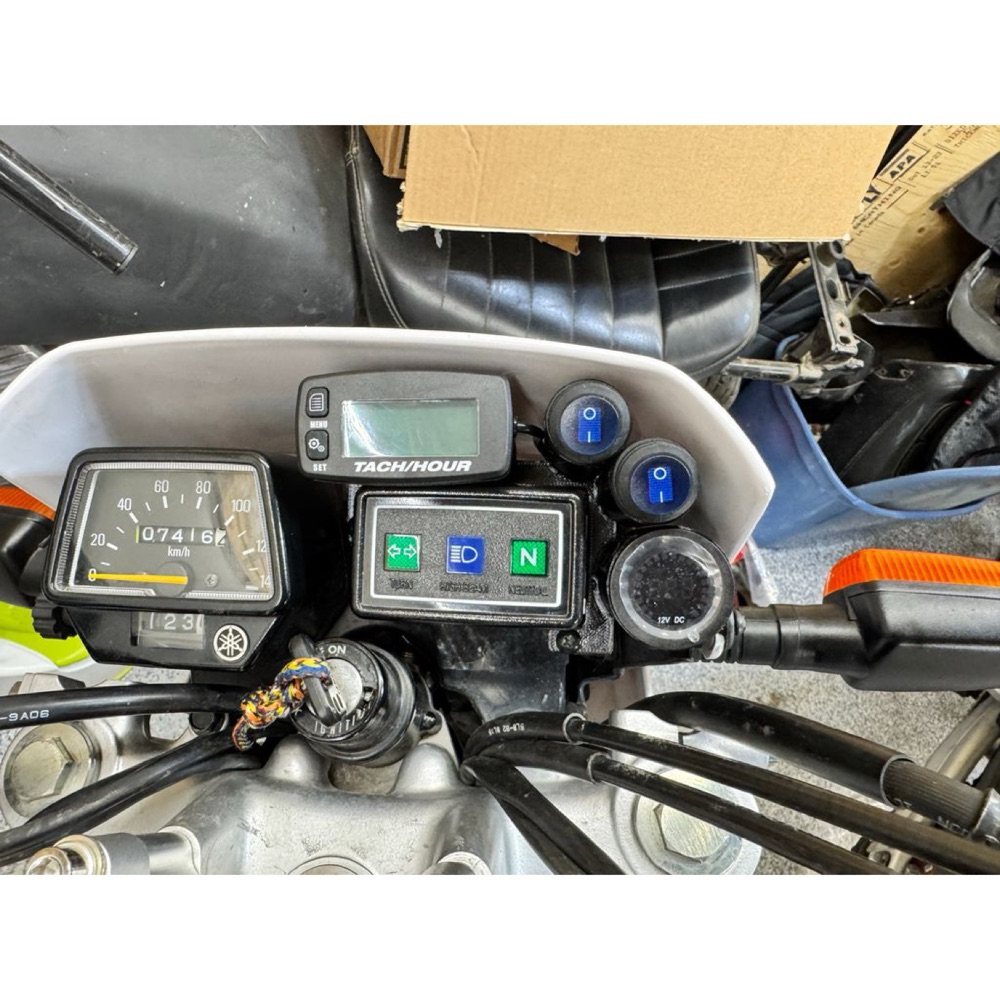 TW200 Volt Meter, 2 x switches, Tachometer Mount