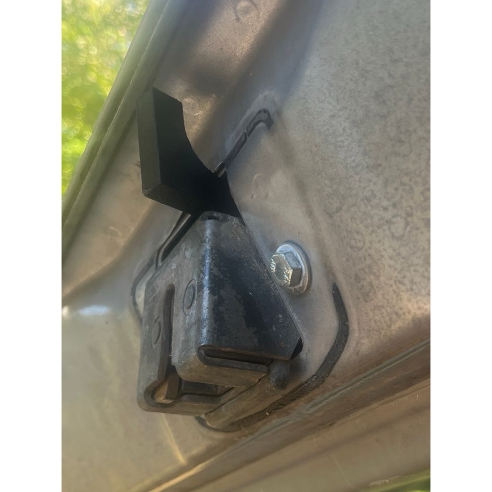 Toyota Sequoia Bagaj Kapağı Kolu Sökme Parçası görsel 2