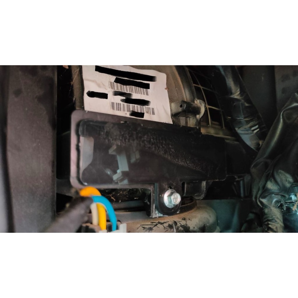 Nissan Navara (D40) kabin filtresi erişim kapağı görsel 3
