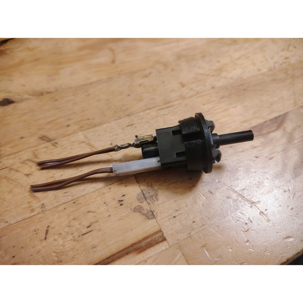 Mercedes W114/W115 Kapı Anahtar Yuva Adaptörü görsel 2