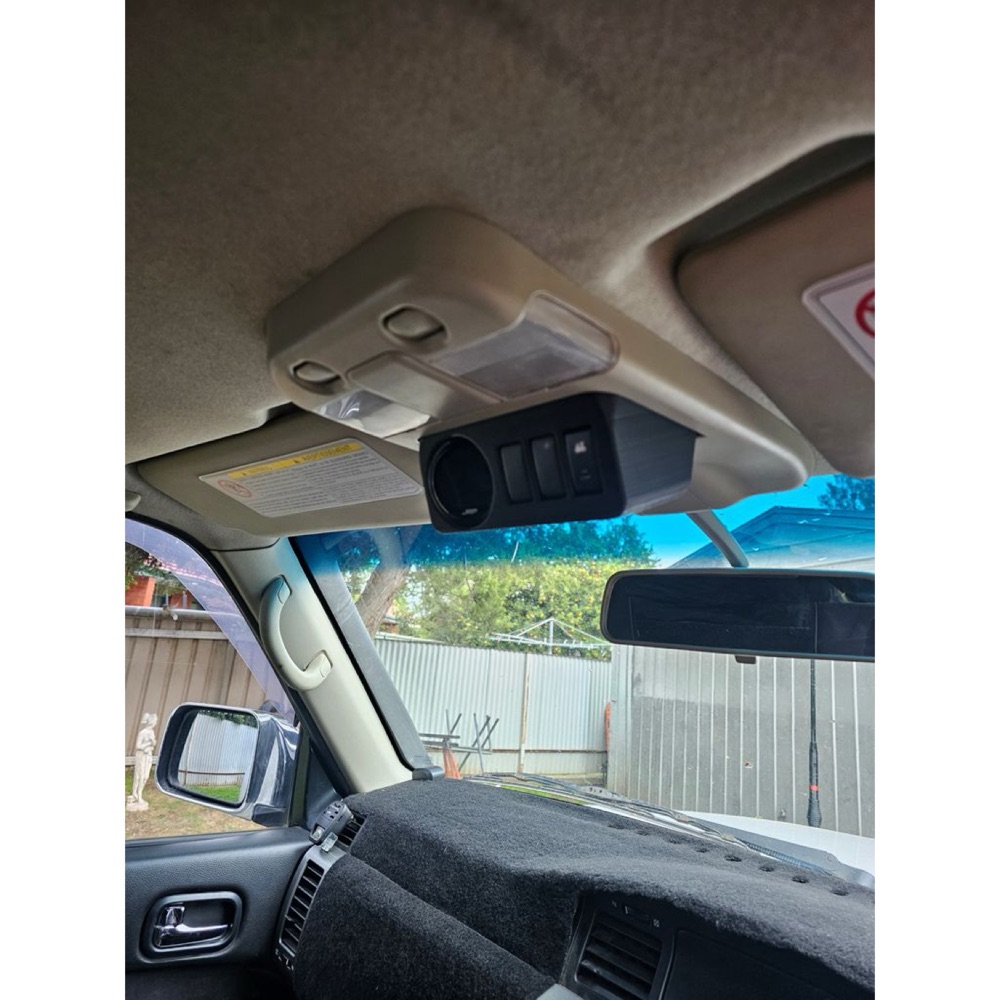 Nissan Patrol GU Y61 güneş gözlüğü yuvası (gösterge ve anahtar panelli) görsel 2