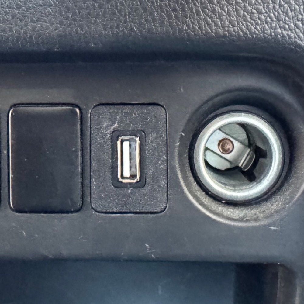 Mitsubishi L200 USB Kablo Tutucusu