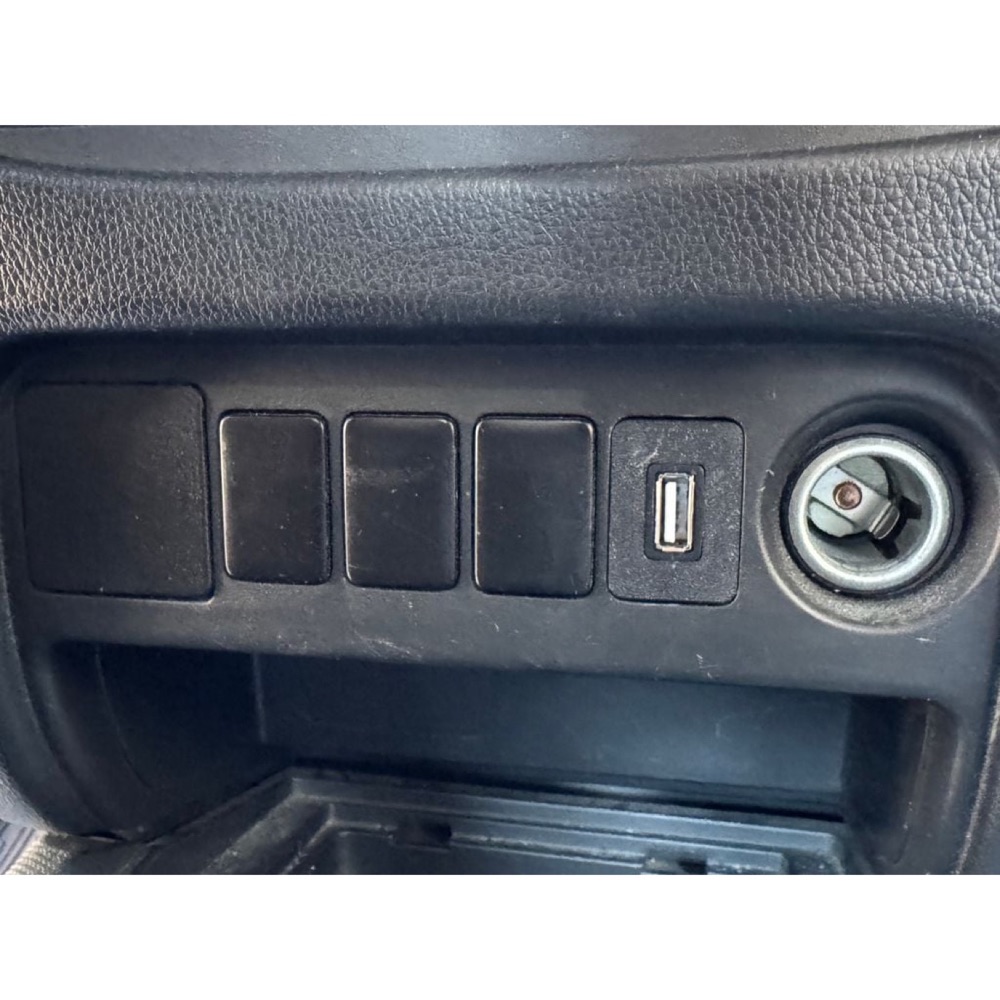 Mitsubishi L200 USB Kablo Tutucusu görsel 3
