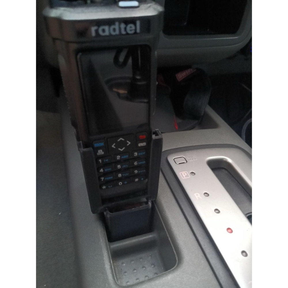 Nissan Frontier (2012) orta konsol el telsizi tutucusu görsel 3