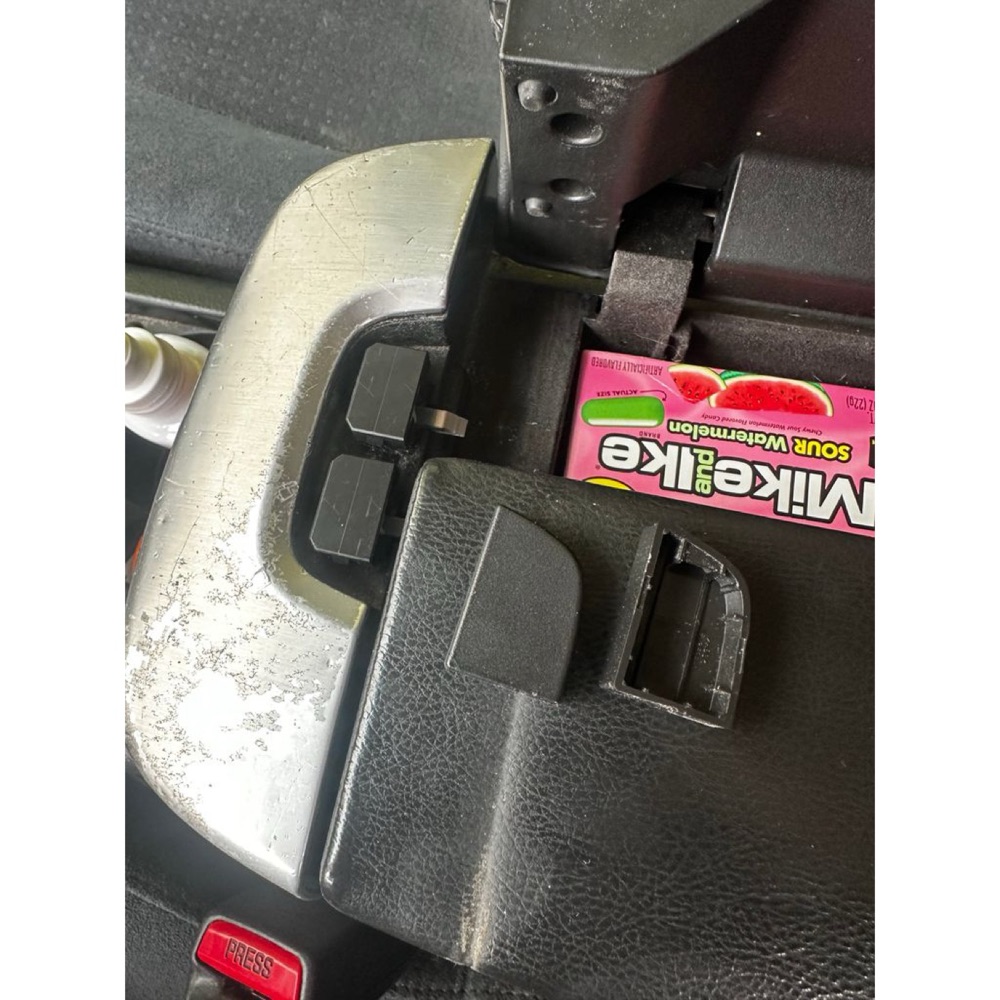 Nissan Murano (2007) orta konsol kapağı menteşe pimi görsel 3