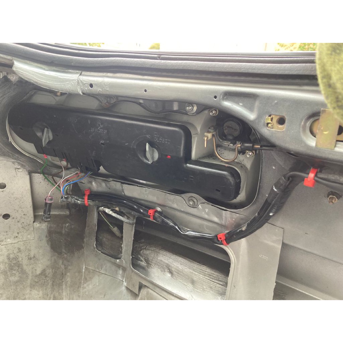Audi Coupé B3 Arka Stop Lambası Taşıyıcı Düğmesi