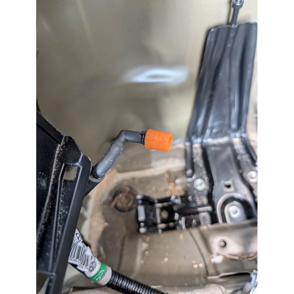 Toyota Highlander Hybrid Akü Havalandırma Tapası ve Adaptörü görsel 3