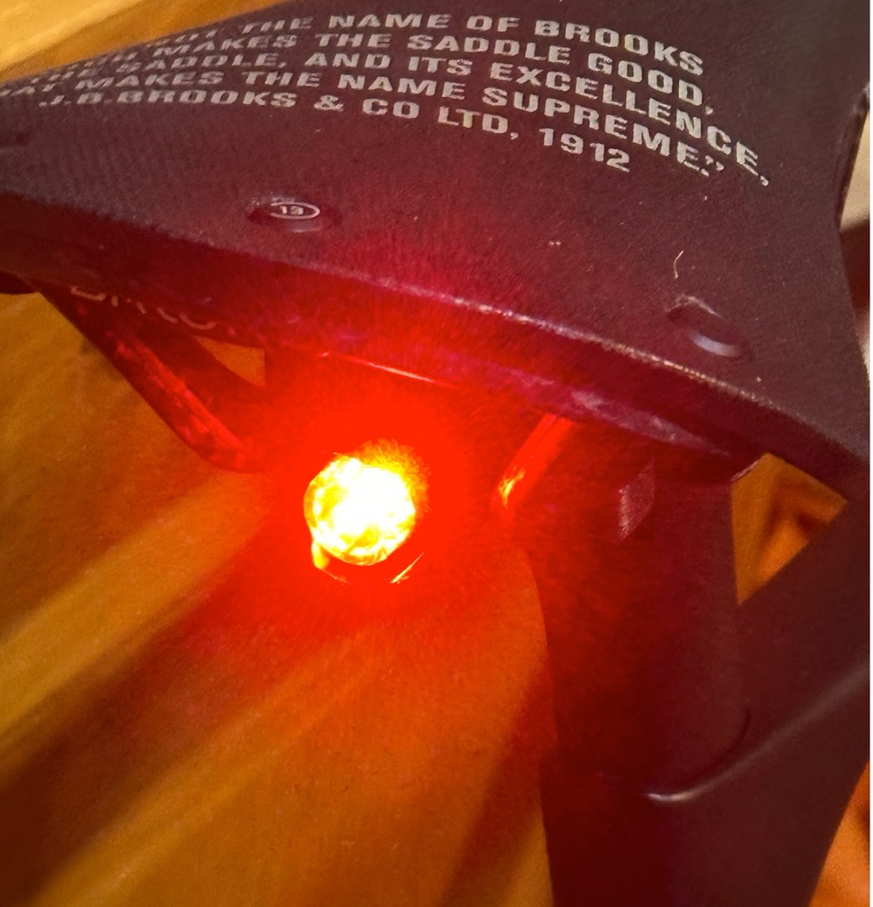 Bisiklet Gizli Arka Işık Tutucusu (Cateye Orb Uyumlu, Sele Rayı Montajlı)