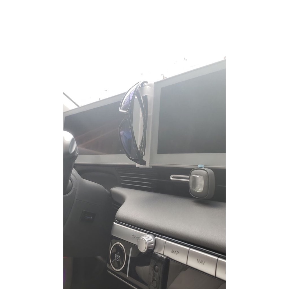 Hyundai Ioniq 5 Panel Klipsli Güneş Gözlüğü Tutucusu