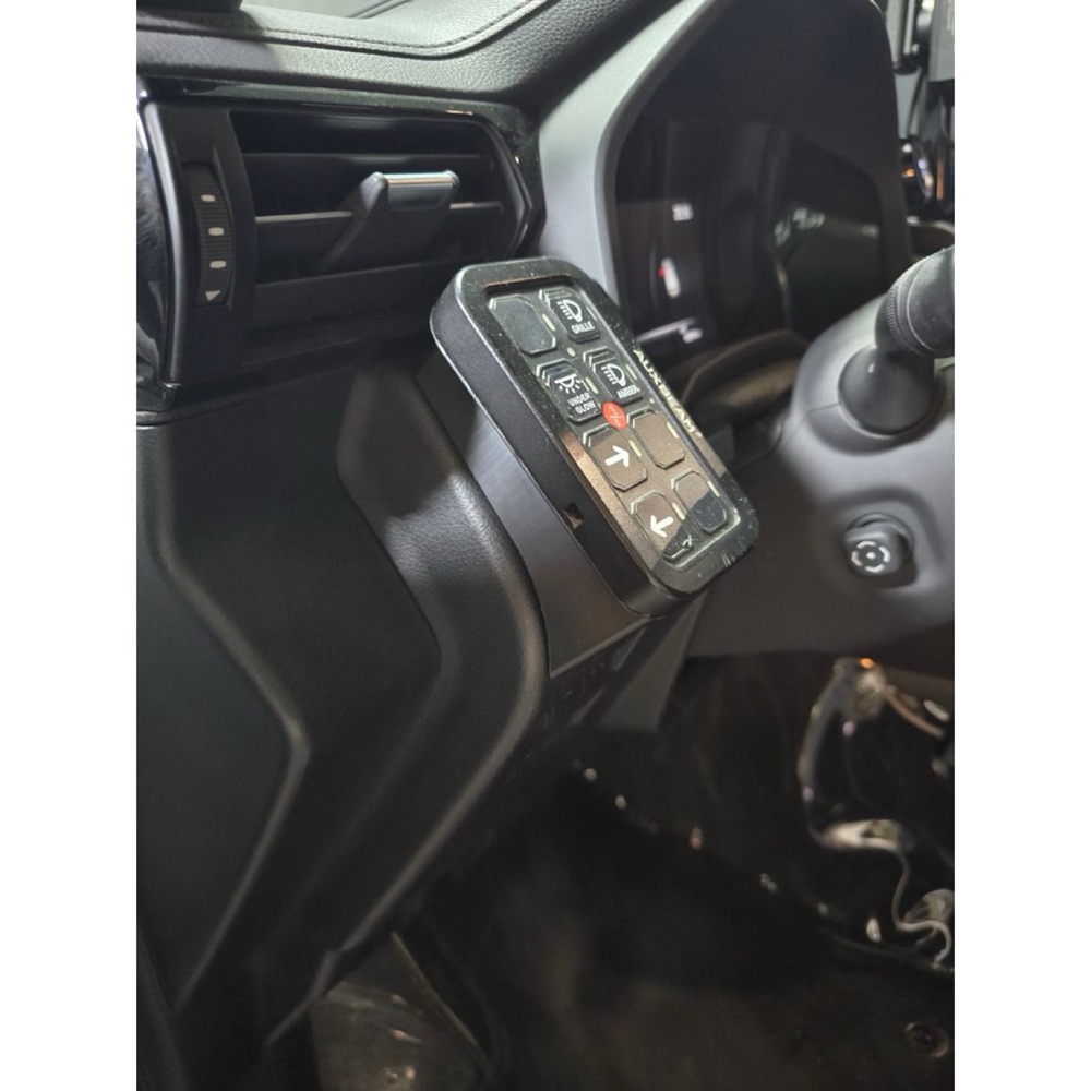 Toyota LC300 Auxbeam Anahtar Paneli Tutucu görsel 3