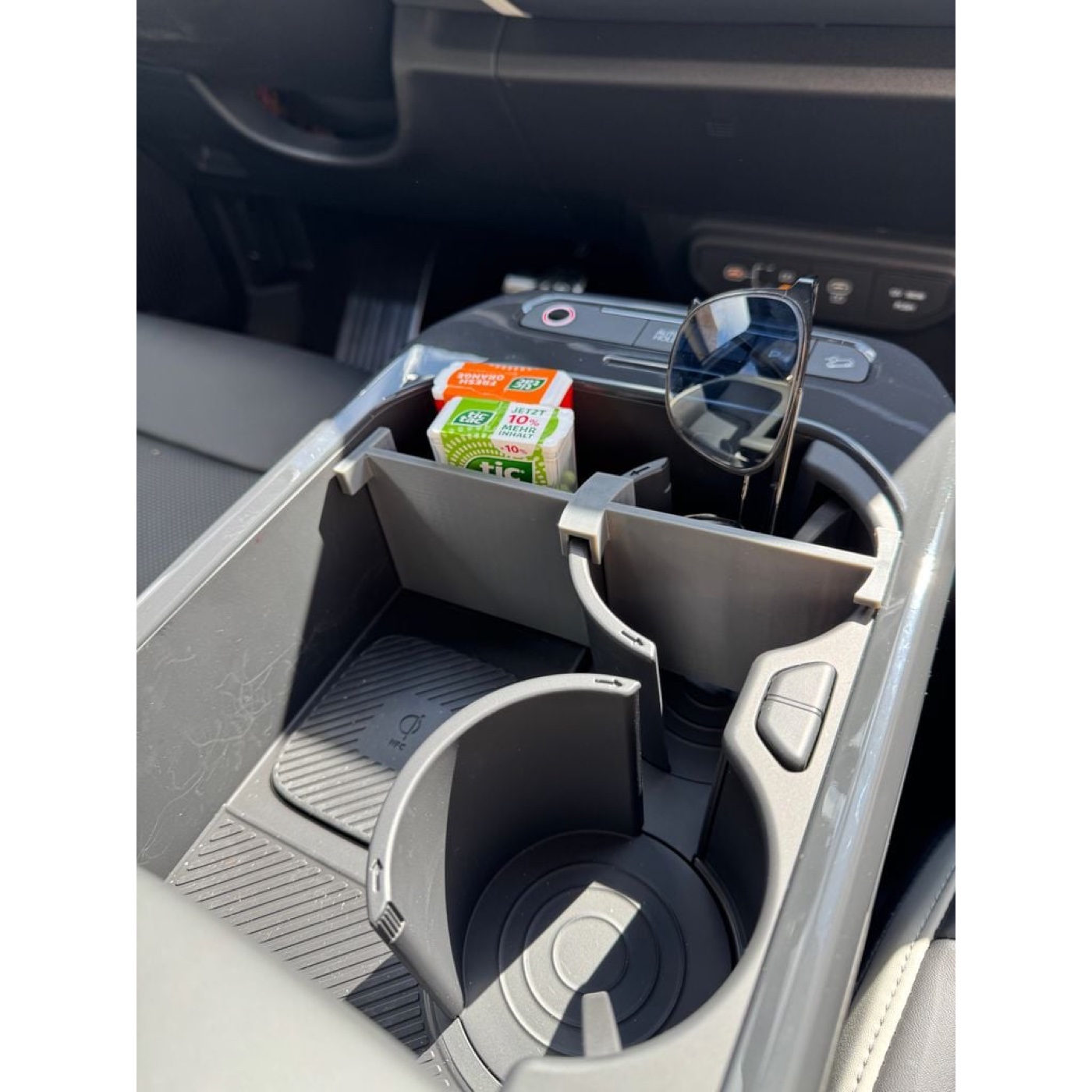Kia EV5 İçecek Bölmesi Ayırıcısı