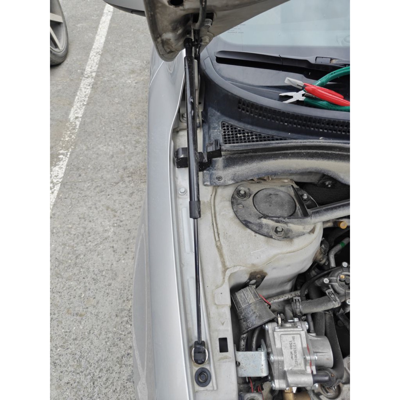 Kia Ceed ED Kaput Gaz Amortisörü Contası görsel 2
