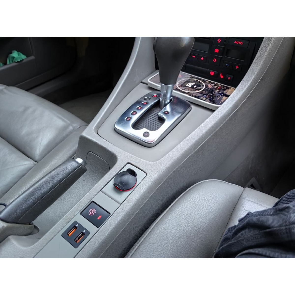 Audi A4 B6 Kablosuz Şarj Cihazı Montaj Parçası