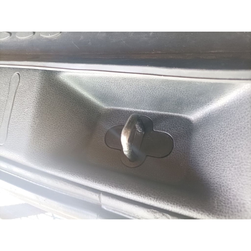 Nissan Juke bagaj kilidi menteşe kapağı