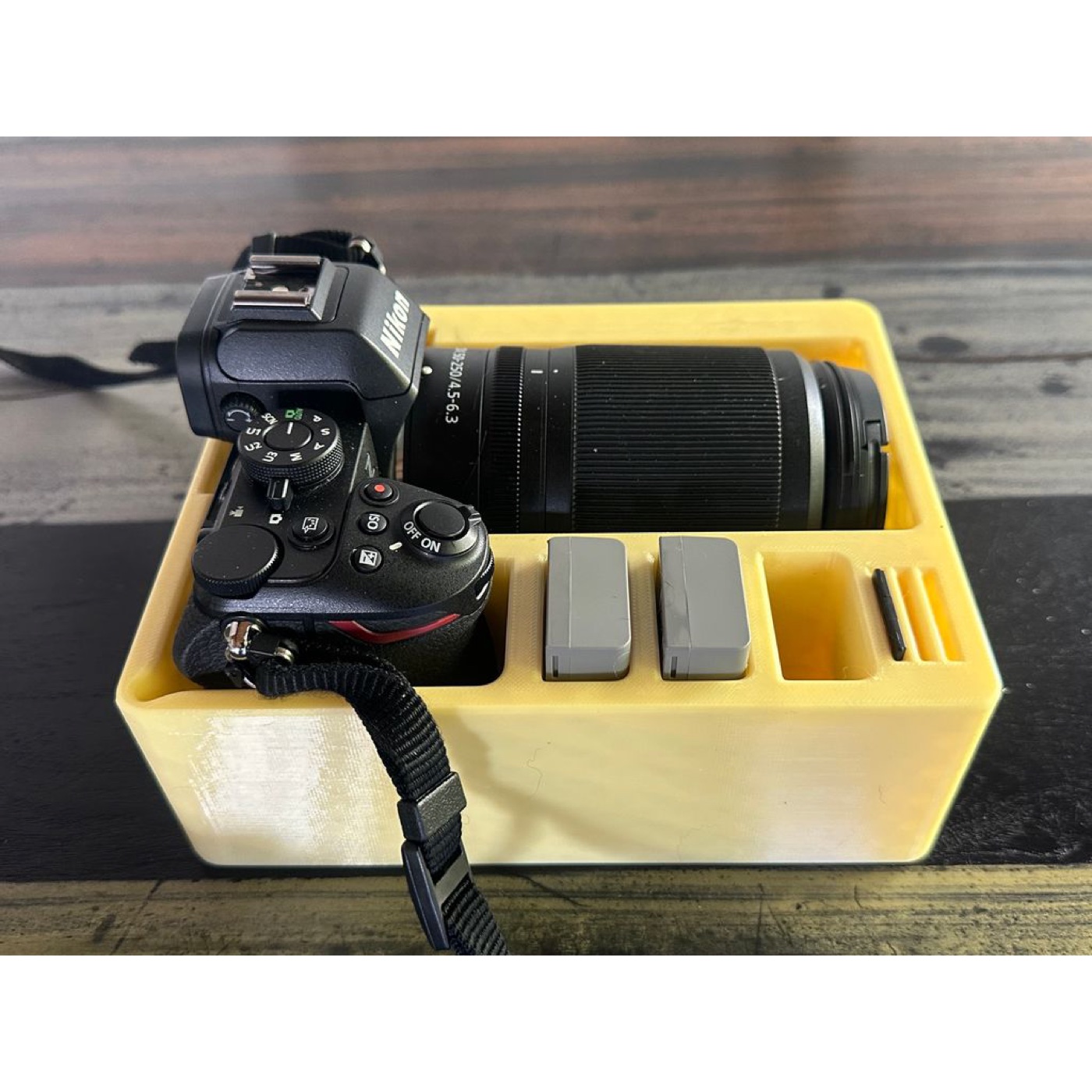 Nikon Z50II için Taşıma ve Saklama Kutusu (Gövde + Lens + 2 Pil + SD Kart Bölmeli)
