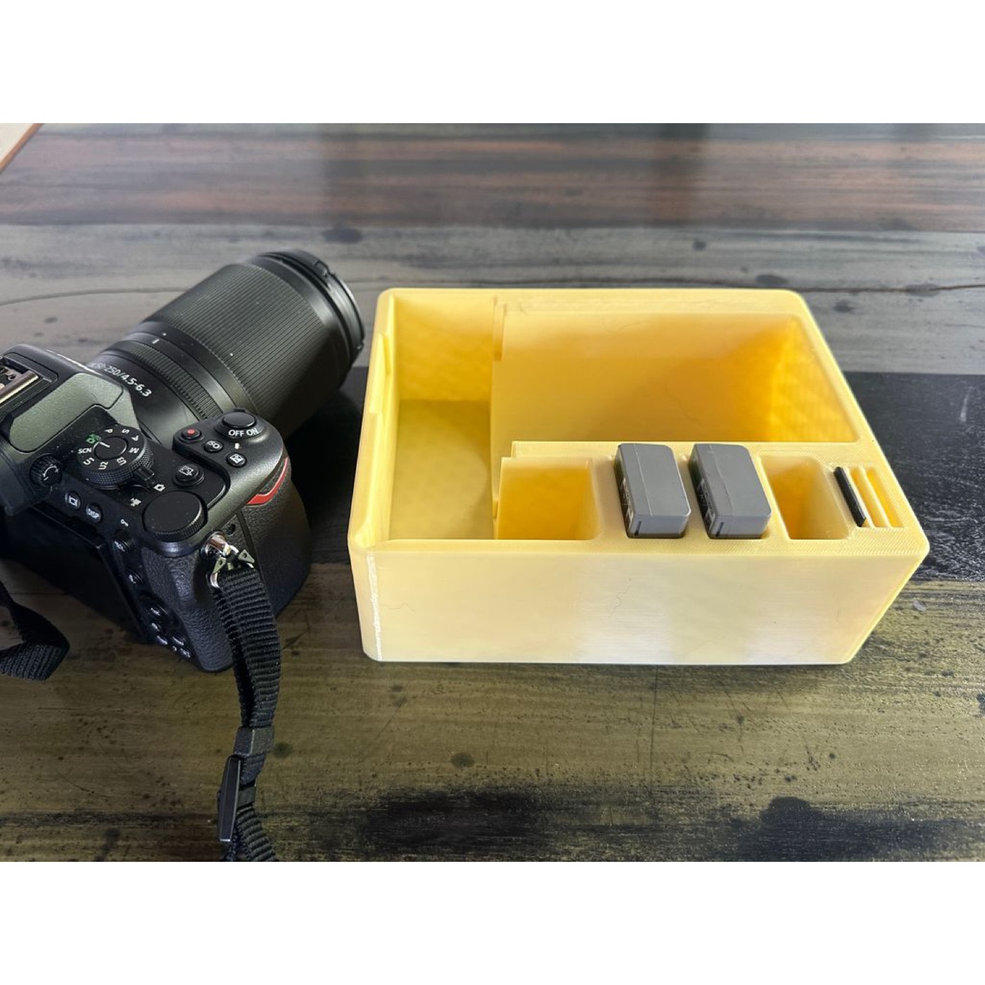 Nikon Z50II için Taşıma ve Saklama Kutusu (Gövde + Lens + 2 Pil + SD Kart Bölmeli) görsel 2