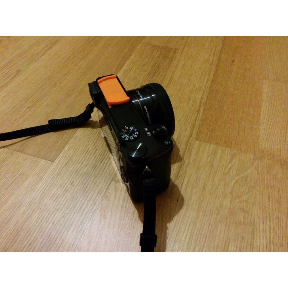 Sony A6000 Flaş Ayağına Takılan Objektif Kapağı Tutucusu