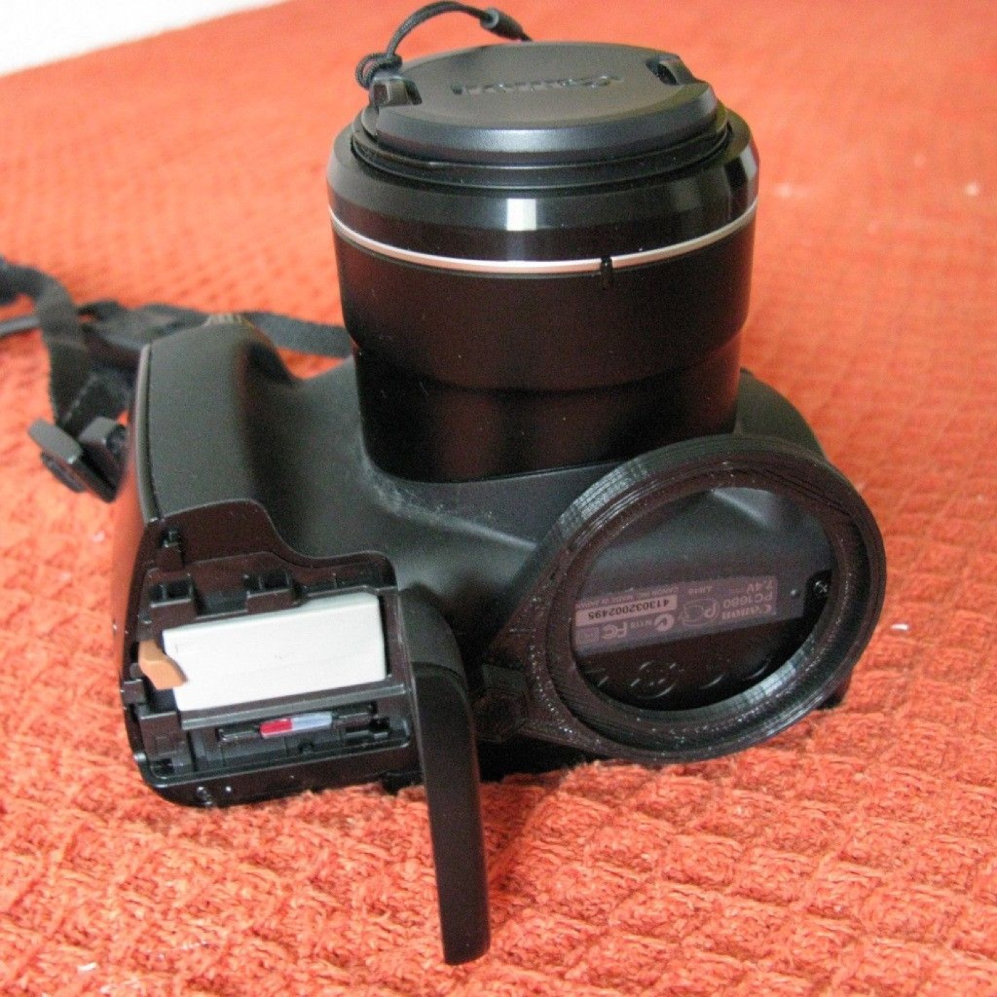 Kamera Alt Tripod Yuvasından Takılan Lens Kapağı Tutucusu görsel 3