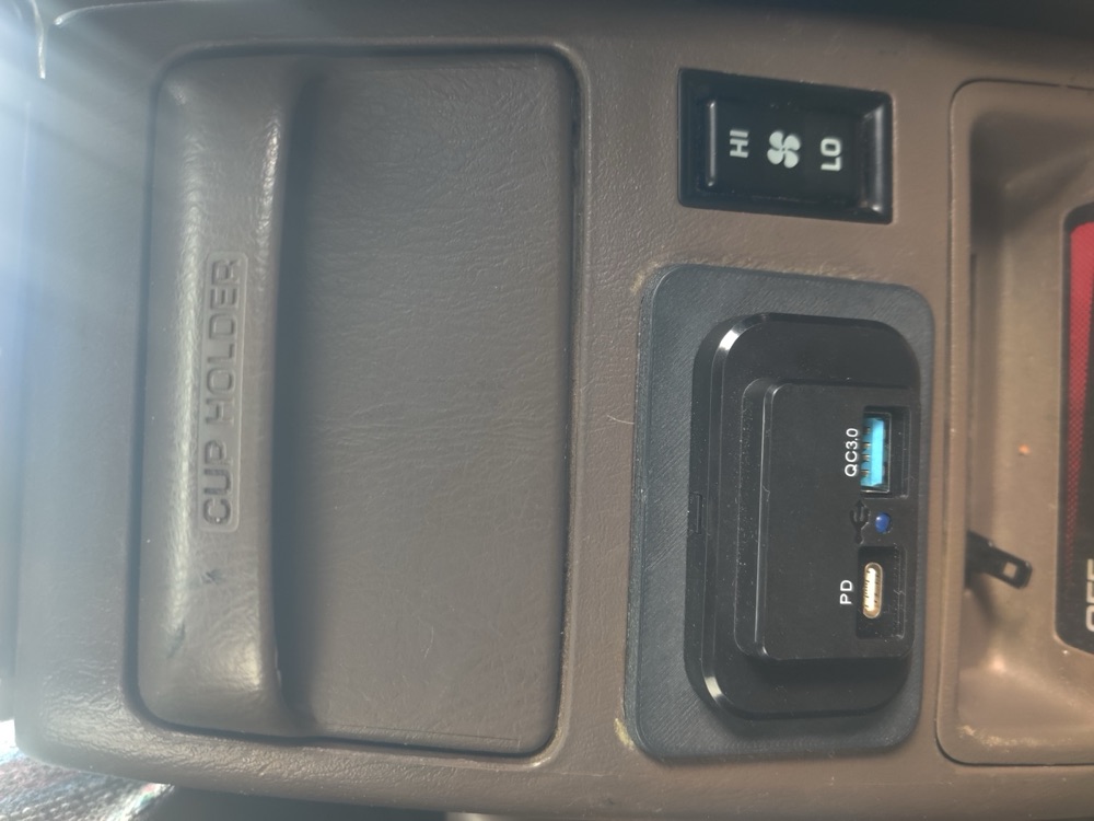 Toyota 4Runner 3. Nesil Arka Küllük İptal ve USB Panel Braketi