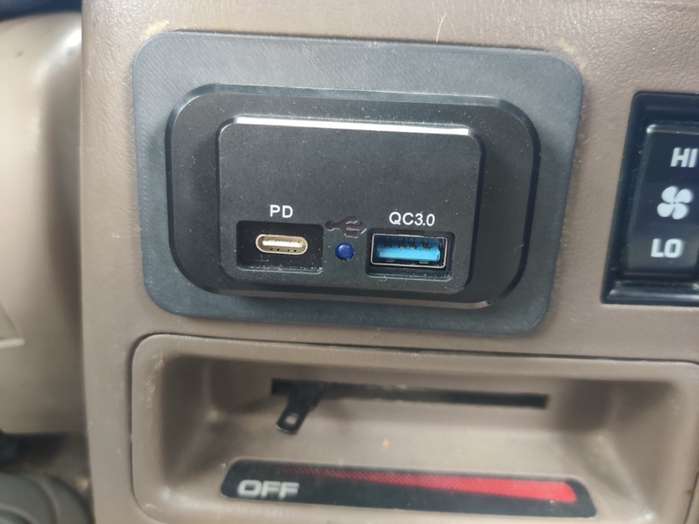 Toyota 4Runner 3. Nesil Arka Küllük İptal ve USB Panel Braketi görsel 2