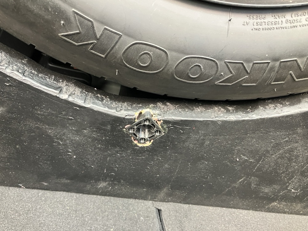 Toyota Bagaj Havuzu Takoz Yuvası Tutucu