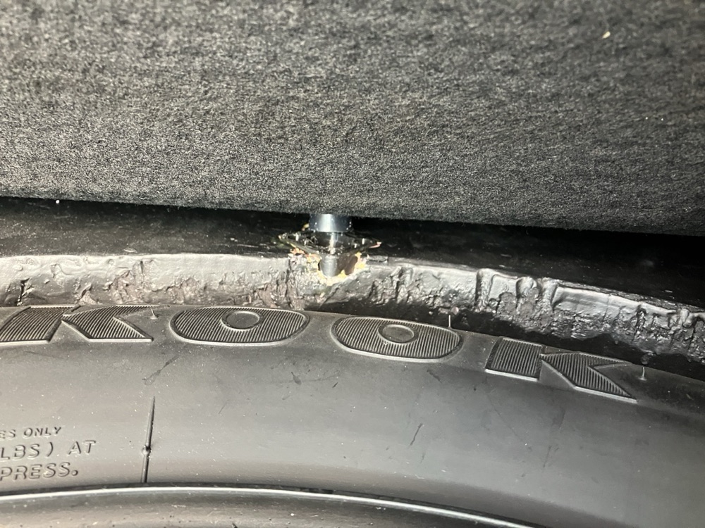 Toyota Bagaj Havuzu Takoz Yuvası Tutucu görsel 2