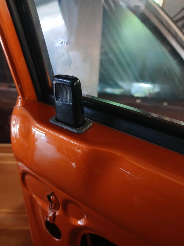 Toyota Corolla KE70 Kapı Kilit Pimi Çerçevesi