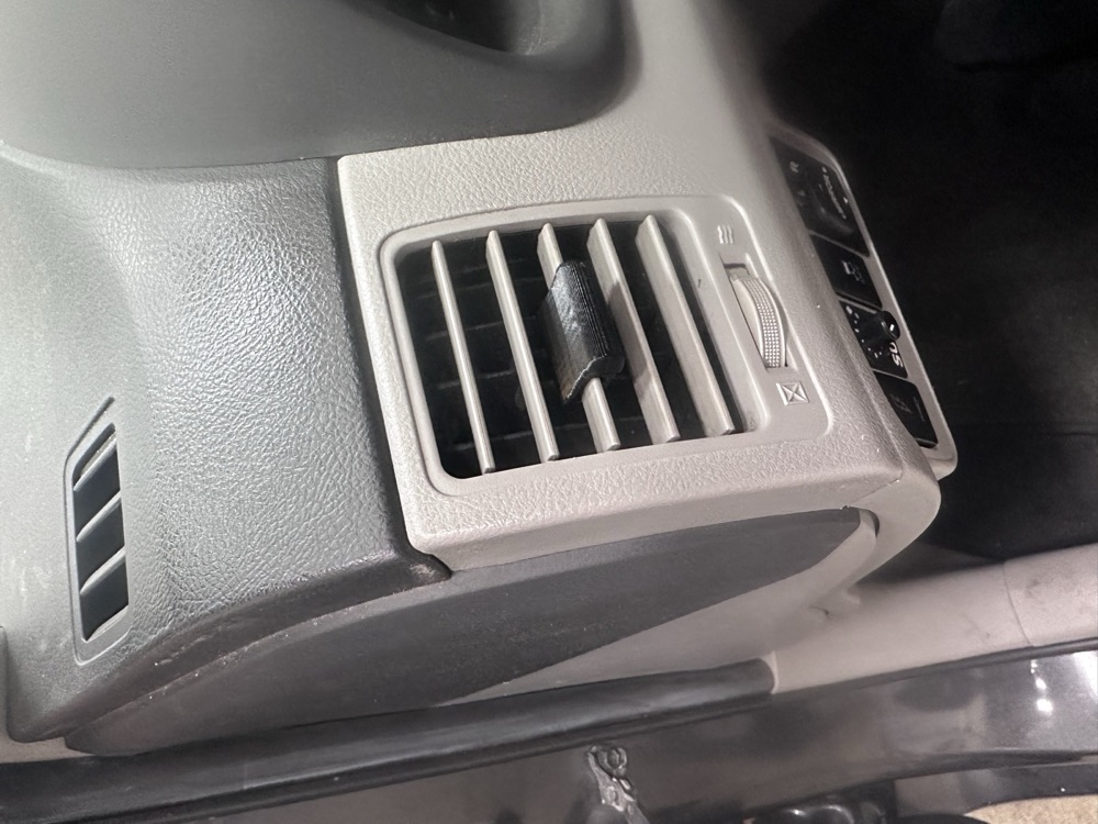 Toyota Corolla Klima Izgara Yonlendirme Klipsi (2011)