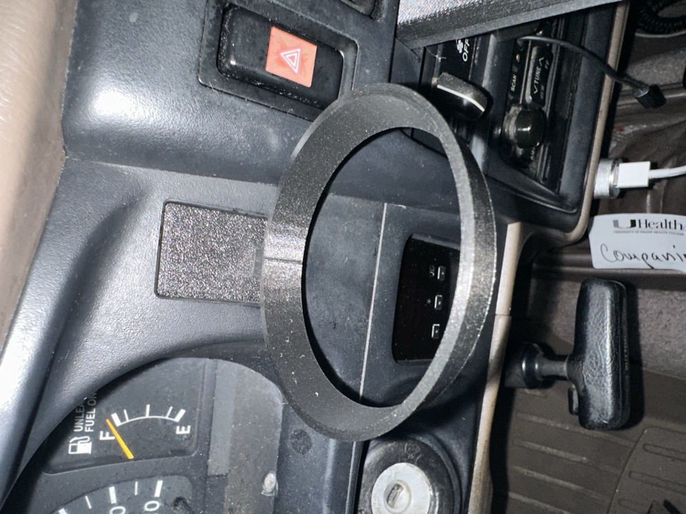 Toyota Göğüs Klipsi Bardaklık Aparatı (1996-2002) görsel 2