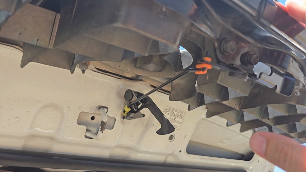 Toyota Kaput Açma Teli Klipsi görsel 2