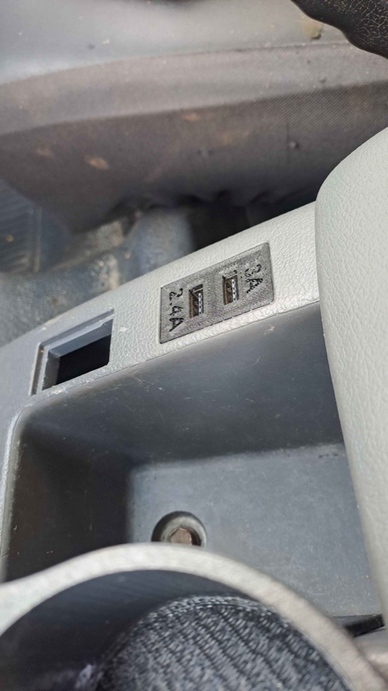 Toyota Land Cruiser 80 Serisi USB Soket Paneli