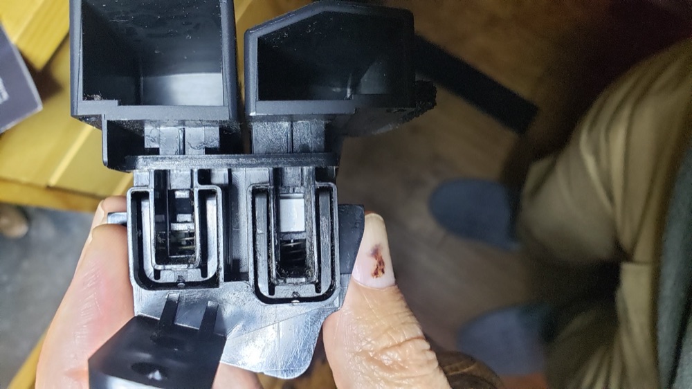 Toyota Prius Gen 3 Torpido Gözü Düğme Tırnağı görsel 2