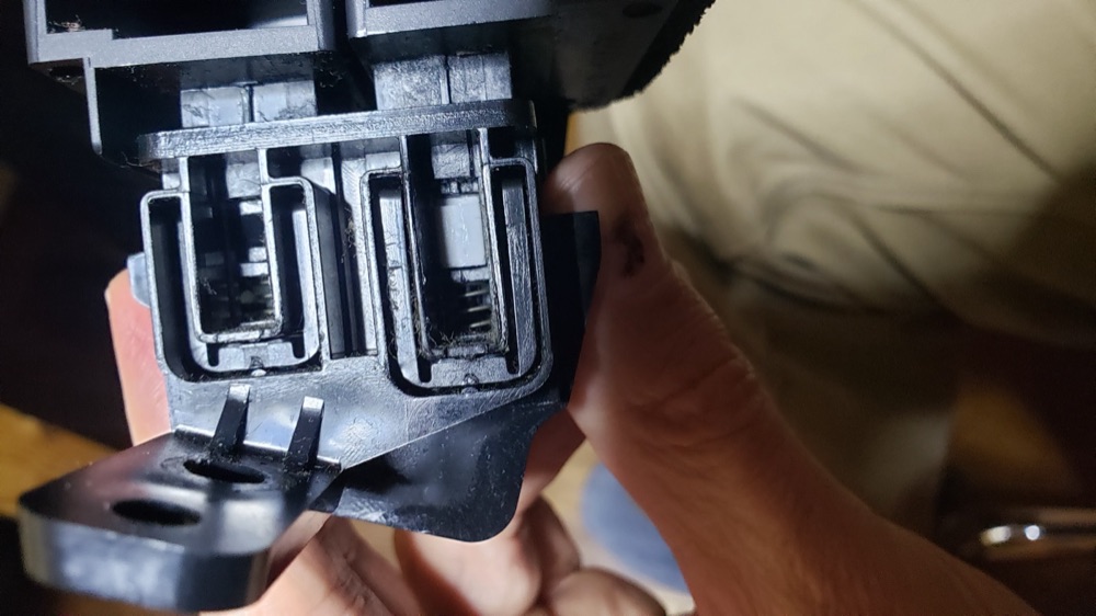 Toyota Prius Gen 3 Torpido Gözü Düğme Tırnağı görsel 3