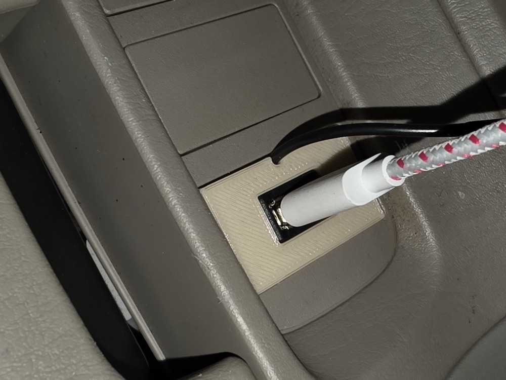 Toyota Rav-4 USB Çıkışlı Aksesuar Soket Kapağı