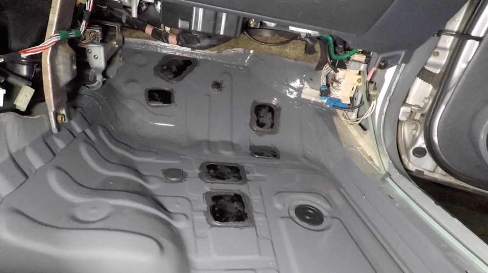 Toyota RAV4 Taban Sacı ve Şasi Tapaları Seti (1997) görsel 2