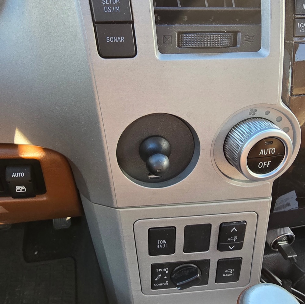 Toyota Tundra / Sequoia Bozuk Para Gözü Telefon Tutucu Aparatı