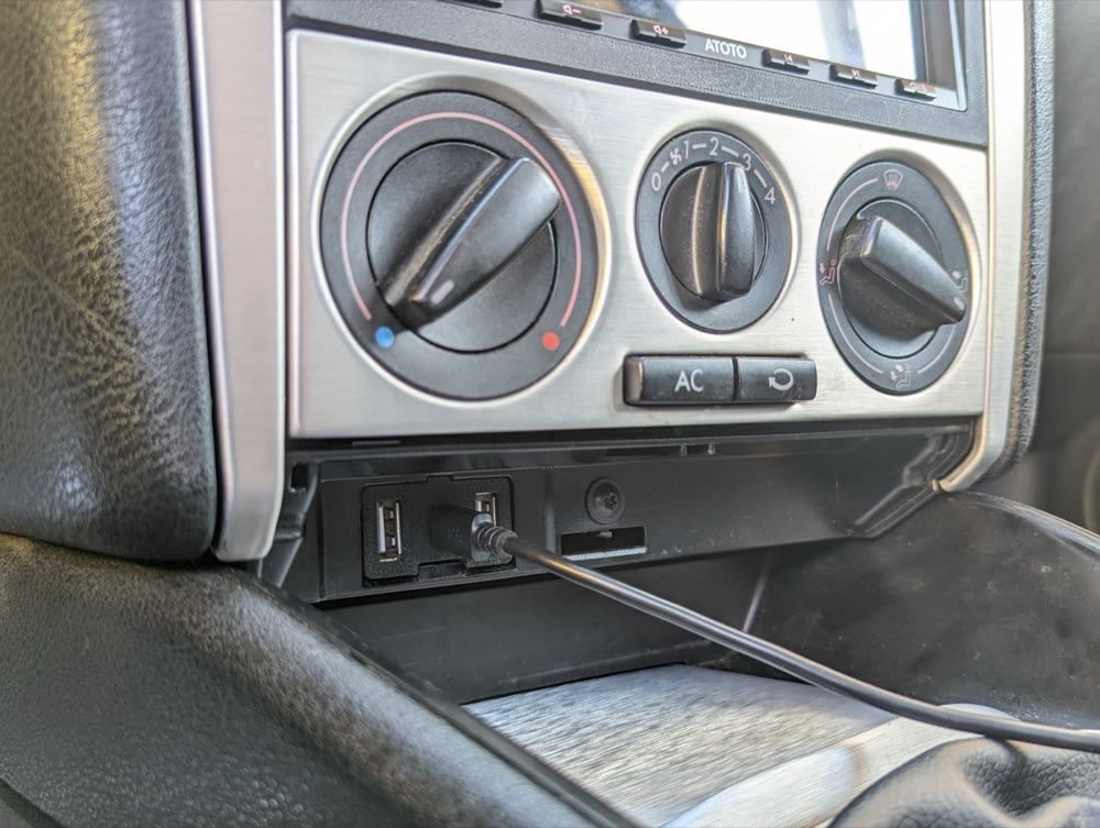 Volkswagen Golf MK4 Gizli USB Panel Braketi