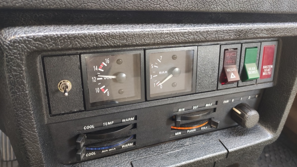 Volvo 240 Kare Gösterge Paneli Yuvası