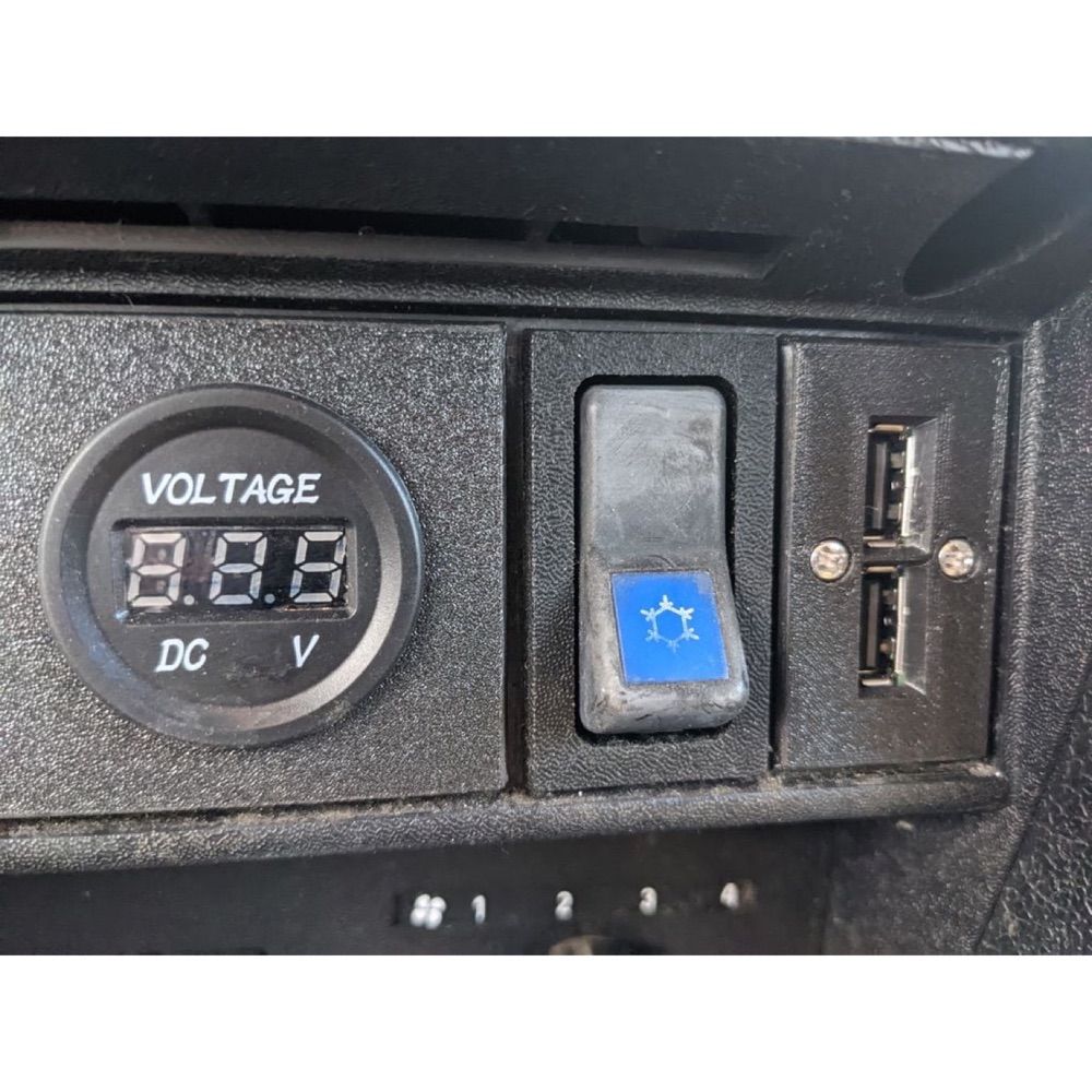 Volvo 240 USB Şarj Soketi Paneli