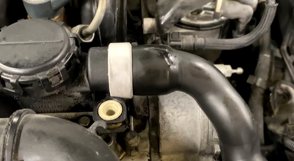 Volvo C30 Karter Havalandırma Plastik Aparatı görsel 2