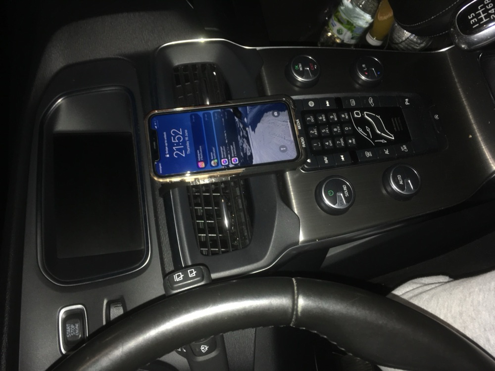 Volvo V40 Uyumlu Telefon Tutucu görsel 2