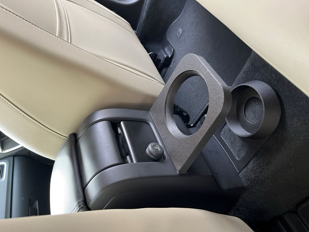 Volvo V60 Arka Konsol Şişe Tutucu