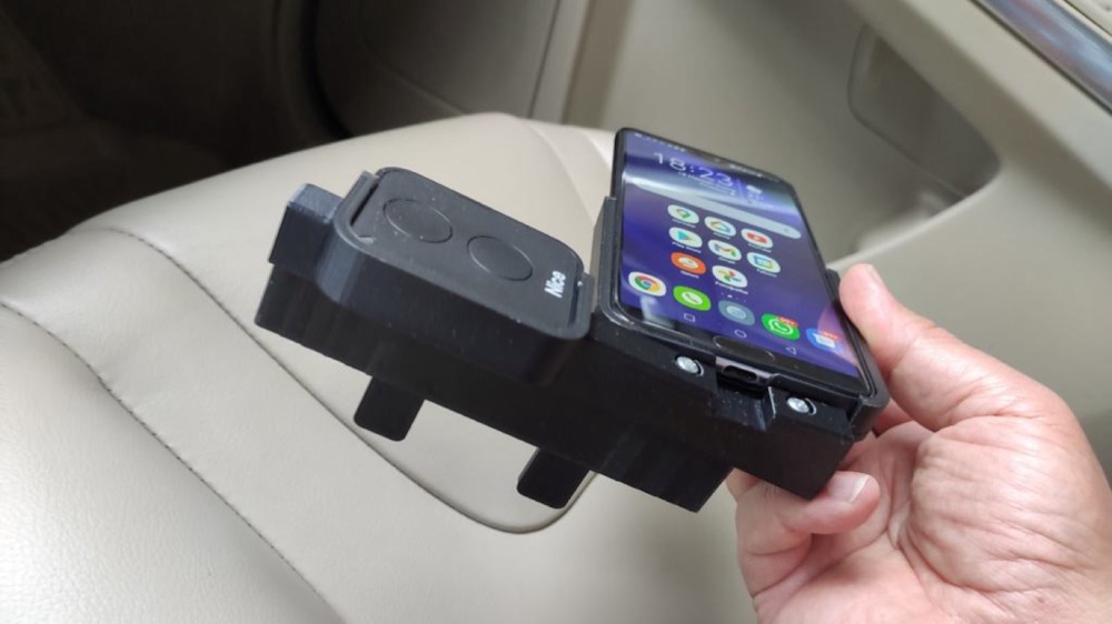Volvo XC60 CD Girişi Uyumlu Telefon ve Garaj Kumandası Tutucu görsel 3