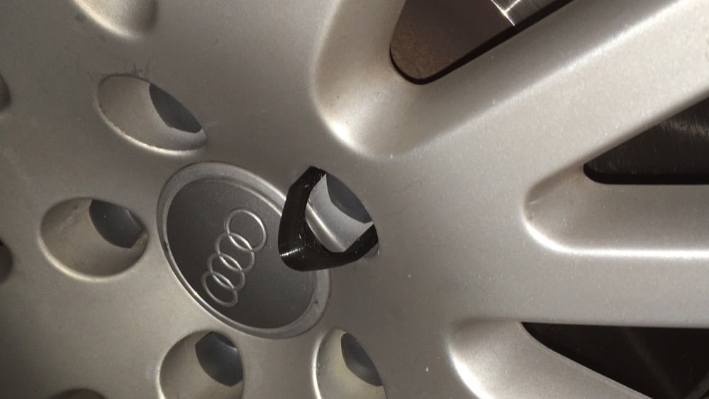VW/Audi 17mm Bijon Kapağı Sökme Aleti (Somun Kapağı Çıkarıcı)