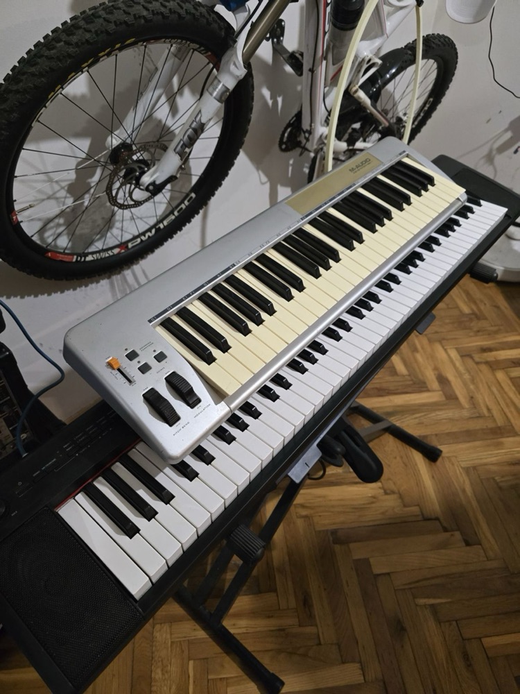 Yamaha elektrik piyano ikinci kat standı