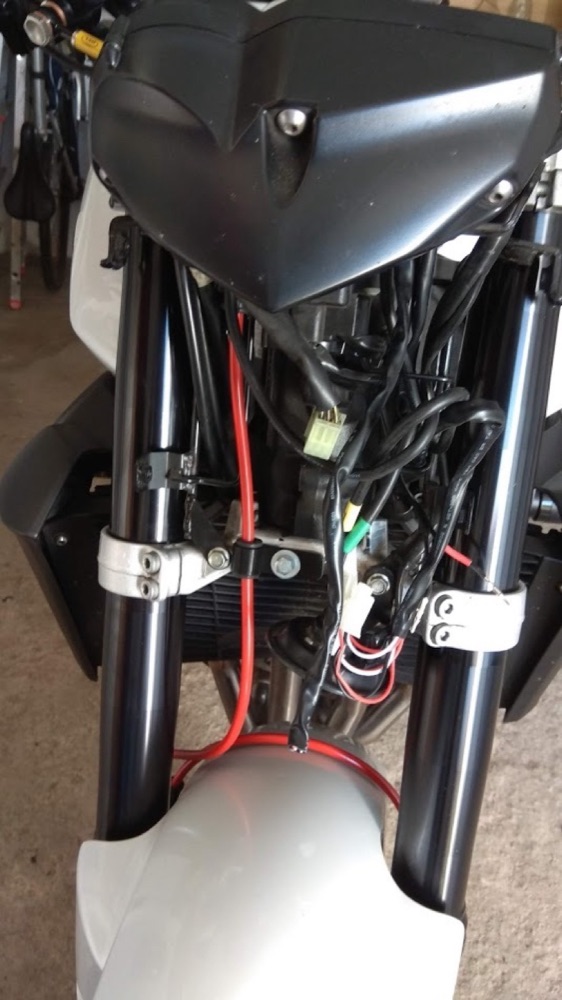 Yamaha FZ1 ön fren hortumu tutucu