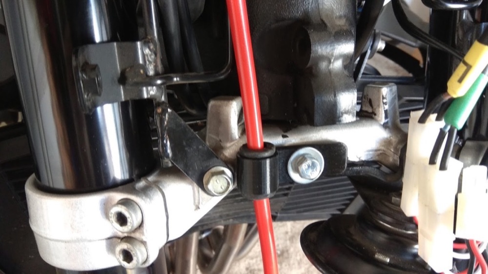 Yamaha FZ1 ön fren hortumu tutucu görsel 2