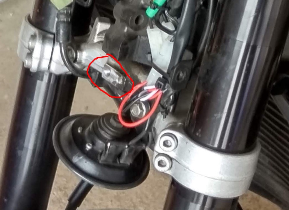 Yamaha FZ1 ön fren hortumu tutucu görsel 3
