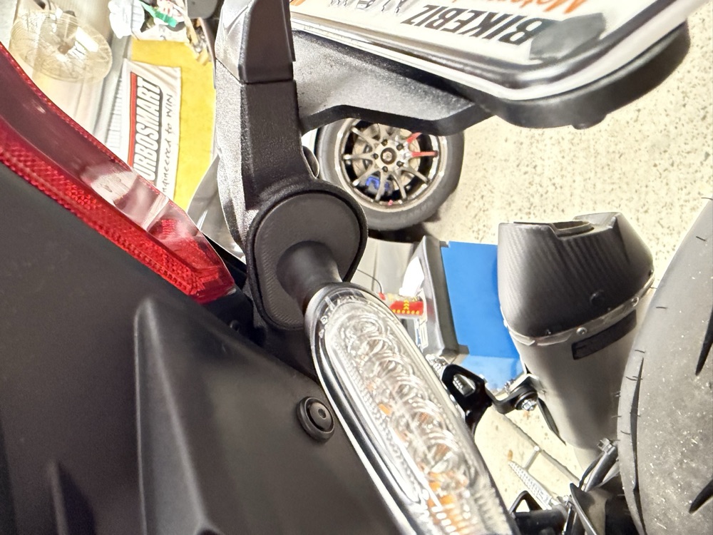 Yamaha R9 Evotech arka plaka taşıyıcı görsel 2